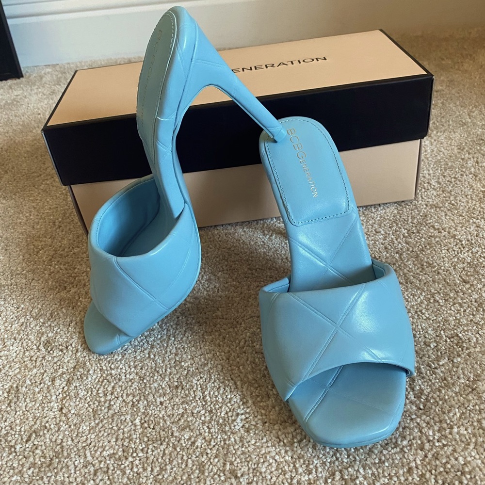 NWT BCBG Ixani Sandal 7(US)